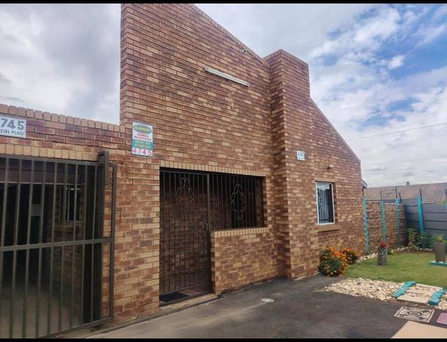 3 BEDROOM HOUSE FOR SALE IN LENASIA SOUTH